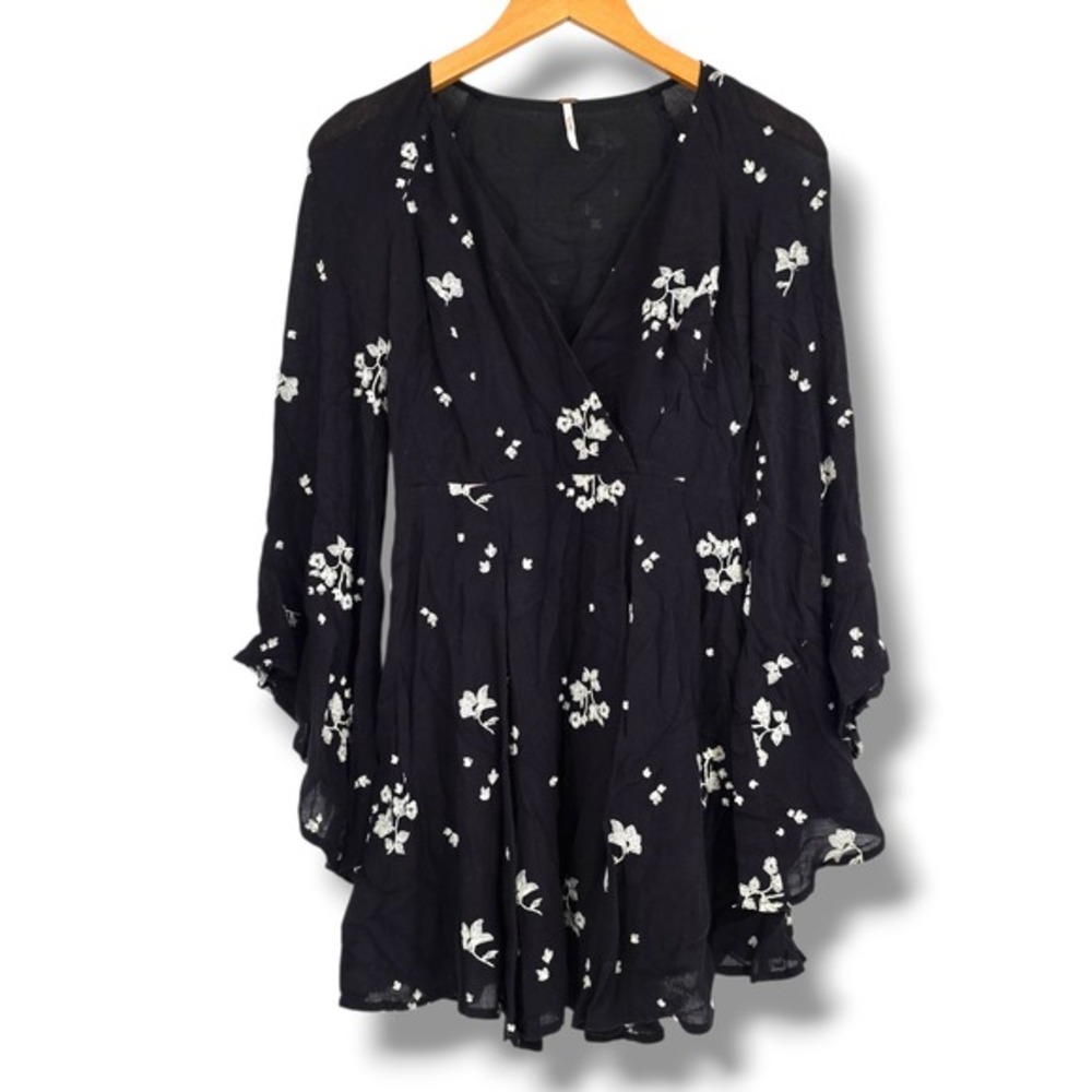 Free People Black White Floral Print Bell Sleeve‎ V Neck Mini Dress Size 0